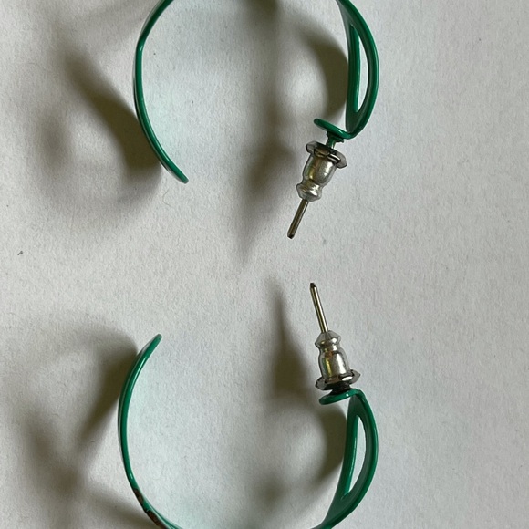 Green fun hoop earrings - Picture 2 of 3